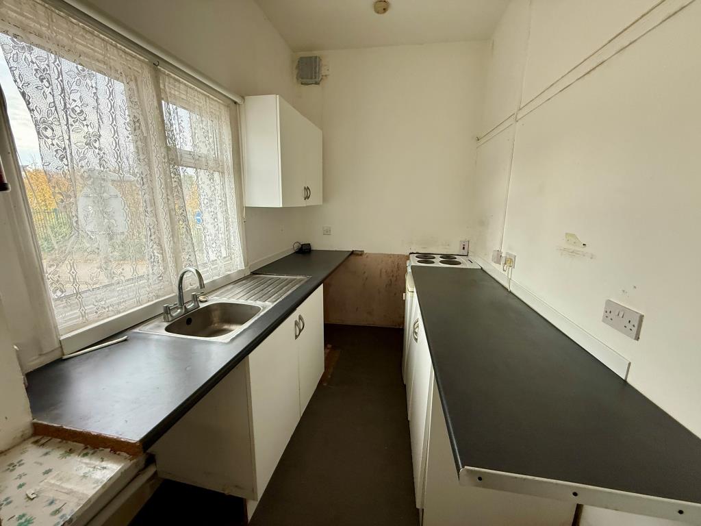 Lot: 79 - FREEHOLD BLOCK FOR INVESTMENT - Flat B Kitchen